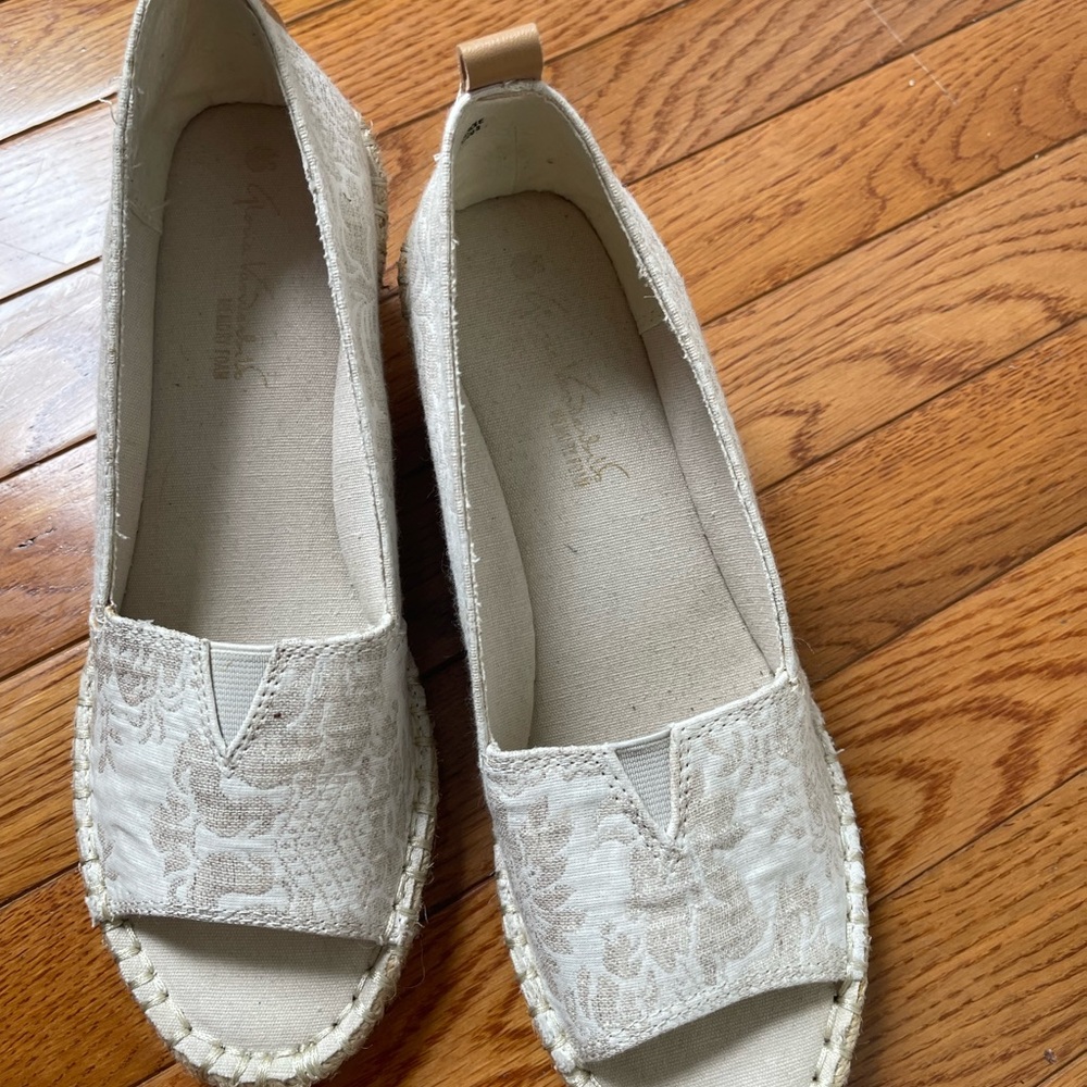 Gloria Vanderbilt Cream Espadrille Peep-Toe Shoes